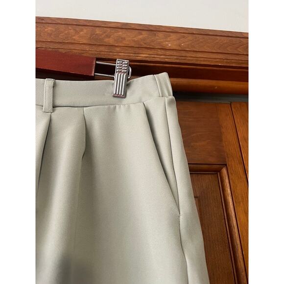 32 Degrees Cool Women's Tailored Dress Shorts Pleated High Rise Sage Green SZ L - Picture 3 of 11